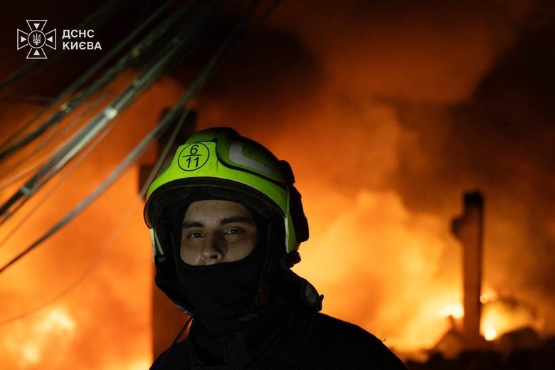 У Києві після удару РФ горів склад і пошкоджена лікарня