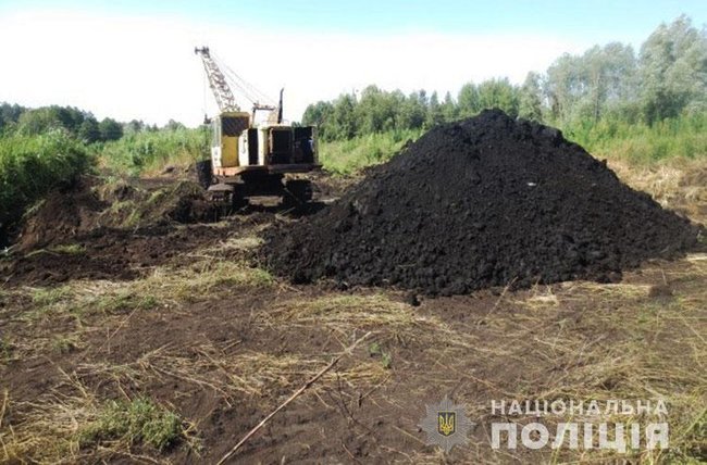 На ликвидированном госпредприятии в Черкасской области арбитражный управляющий и бывшие руководители незаконно добывали торф, - Нацполиция 02
