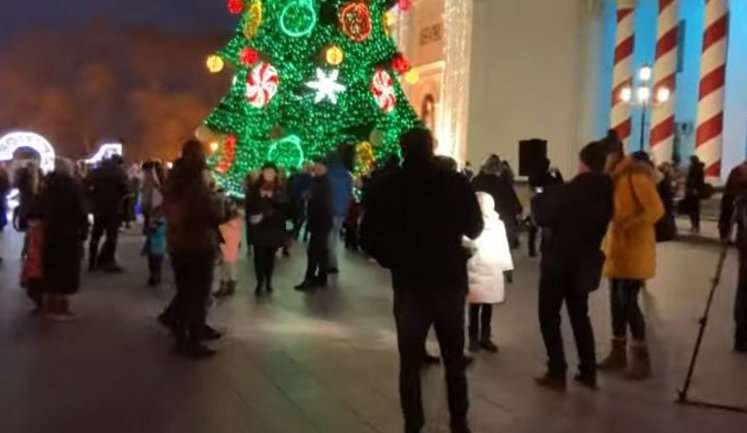 "Может, кто не поймет, что тут зеки празднуют", - в Одессе новогоднюю елку открывали под блатной шансон. ВИДЕО