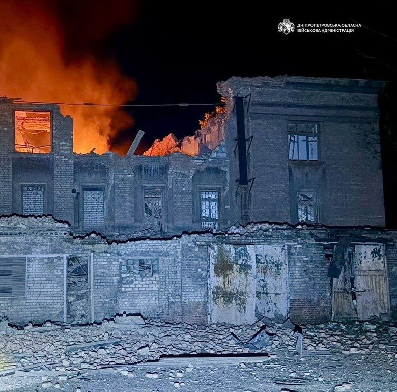 Внаслідок нічної атаки на Дніпро зафіксовано пожежу на підприємстві, одну людину поранено