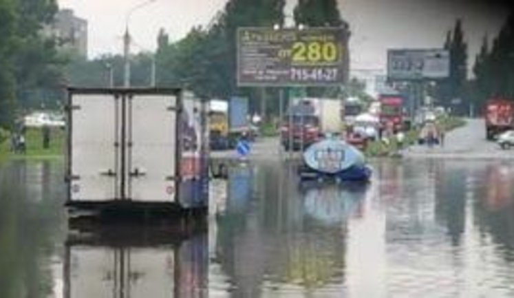 Харьковские улицы затопило водой: Придется ждать отлива. ВИДЕО.