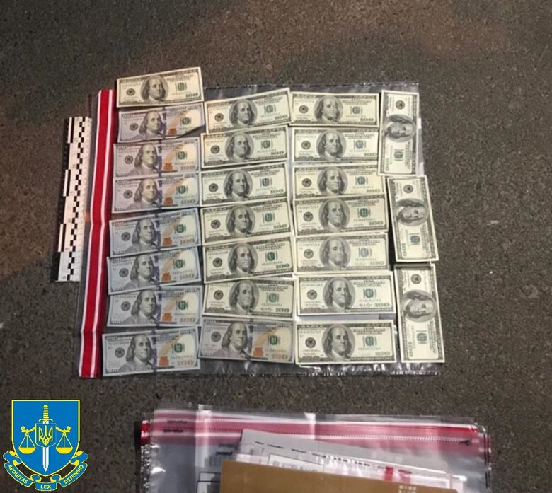 Командира відділення військової частини, який видавав себе за посадовця ТЦК, затримали на хабарі у $2,5 тис. в Одесі, - Офіс Генпрокурора 02