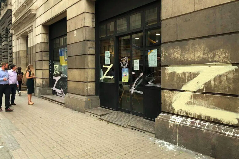 Вандали розмалювали стародавні пам’ятки в Барселоні знаками Z 01