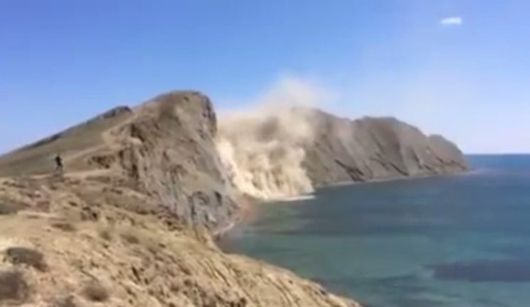 В окупованому Криму біля Коктебеля обвалився мис Хамелеон. ВІДЕО