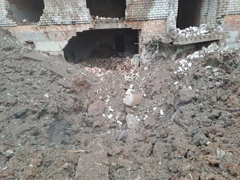 Russians hit apartment building in Chasiv Yar: three injured 04