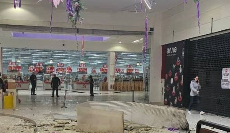 РФ атаковала ТЦ на Одесчине: возник пожар. ФОТОрепортаж