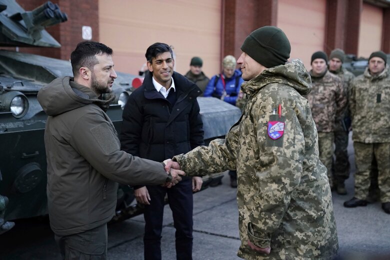 Zelenskyi and Sunak visit Ukrainian military training to drive Challenger 2 tanks 08