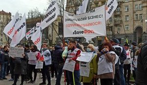 "Олігархи працюють, а чим ФОП гірші?": Підприємці пікетують КМДА з вимогою не продовжувати локдаун для малого бізнесу. ВІДЕО+ФОТОрепортаж