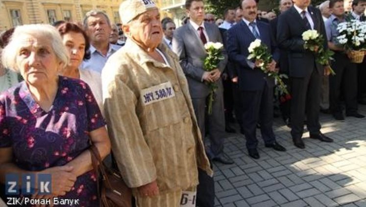 Львов без эксцессов почтил память жертв коммунизма и нацизма. "Регионалы" засветились везде. ФОТОрепортаж
