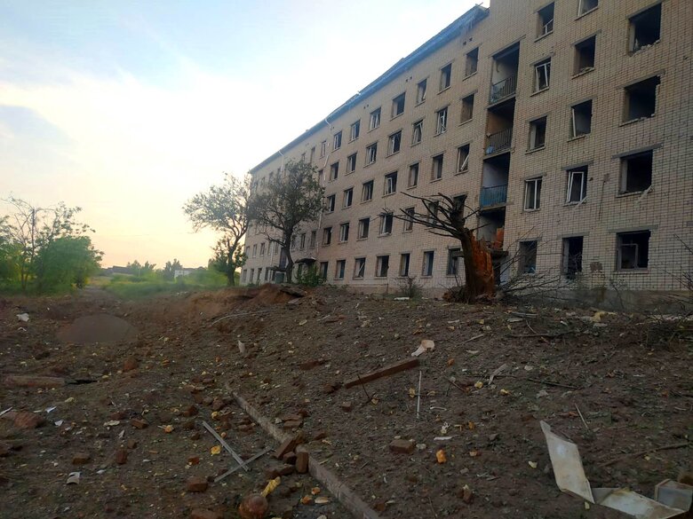 Унаслідок обстрілу Херсонщини пошкоджено житлові будинки, церкву, гуртожиток, навчальний заклад та зерносховище 05