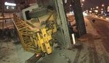 Жертва слякоти: В Киеве грузовик вылетел на обочину и перевернулся. ФОТО