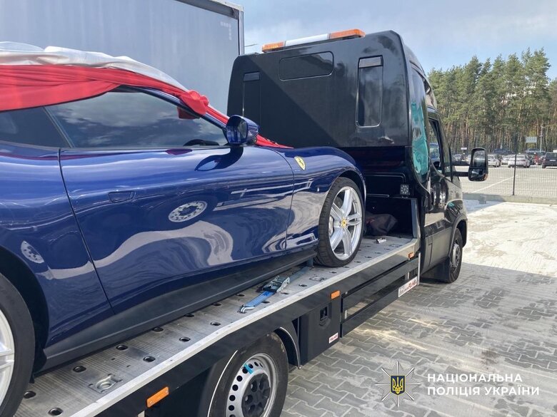 Экс-чиновник помог россиянину ввезти Ferrari Roma