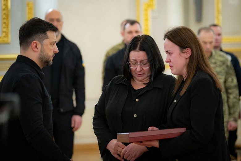 Зеленський передав нагороди сім'ям