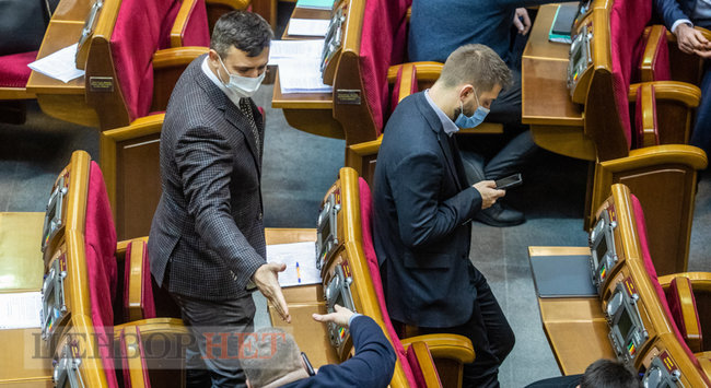 Розповідь Медведчука, обійми від Балоги, нарада у Верещук, дискусія Гетманцева і привітання Разумкова Халимону, - день роботи ВР 1 грудня 19