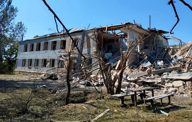 Наслідки ворожих обстрілів Херсонщини: пошкоджені завод, школа, житлові будинки, поранено шість поліцейських 11