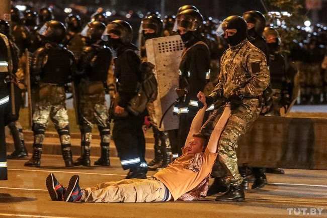 Протестующие минчане сопротивляются силовикам, те применяют светошумовые гранаты 04