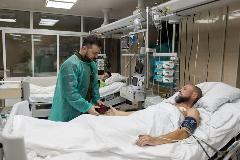 Зеленский посетил военный госпиталь и вручил государственные награды раненым украинским защитникам и военным медикам 02