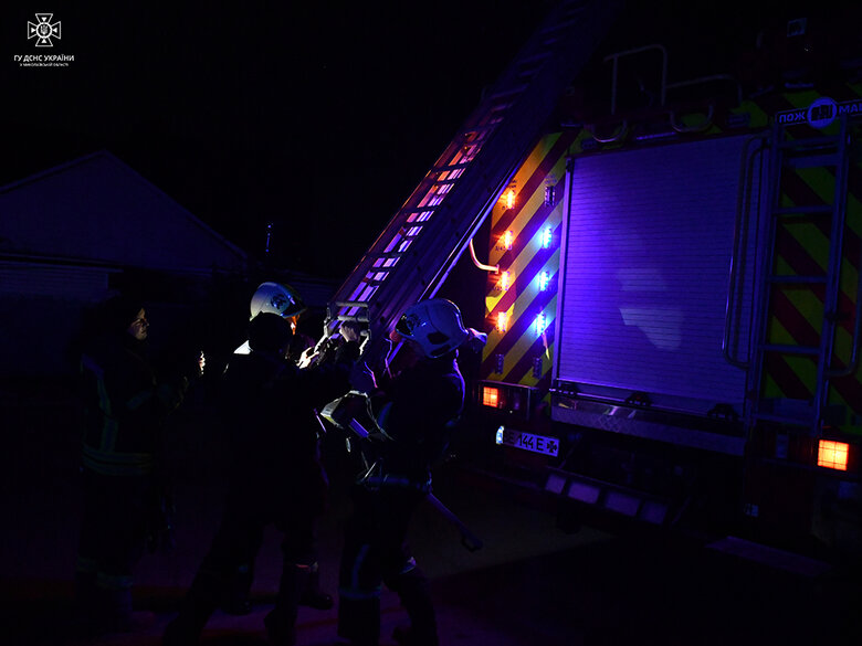 Оккупанты ночью ударили ракетами по Николаеву, попали в складские помещения, возник пожар 01