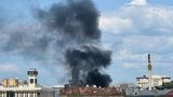 Пожежа в центрі Києва: в одному з дворів на Хрещатику загорілося сміття. ФОТО