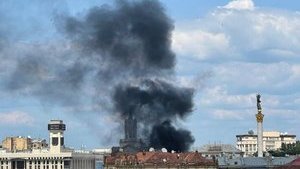 Пожежа в центрі Києва: в одному з дворів на Хрещатику загорілося сміття. ФОТО