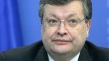 Главе МИД Грищенко предложили надеть "сталинский кашкет и галифе". Он отказался и пообещал не вывешивать красные флаги на посольствах (обновлено)