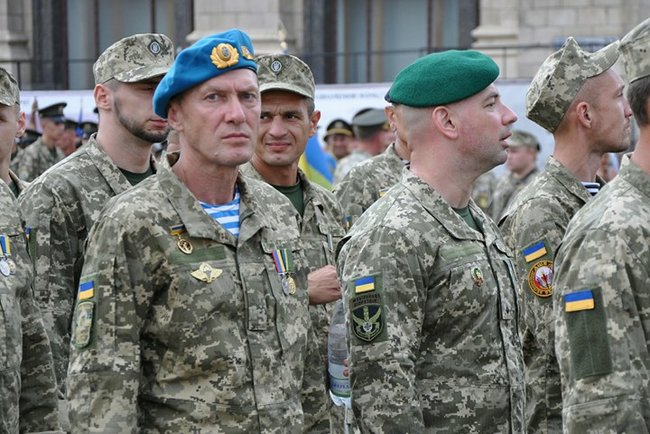 Від Точки-У до Джавелінів: вражаючі кадри 250 одиниць бойової техніки на Хрещатику 19