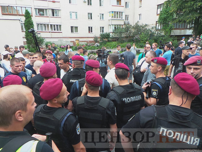 Активісти C14 побилися із журналістом Громадського Бурдигою під будівлею Голосіївського суду 12