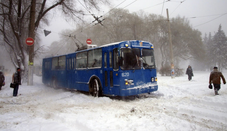 На Одессу обрушился сильный снегопад: движение в городе парализовано. ФОТОрепортаж
