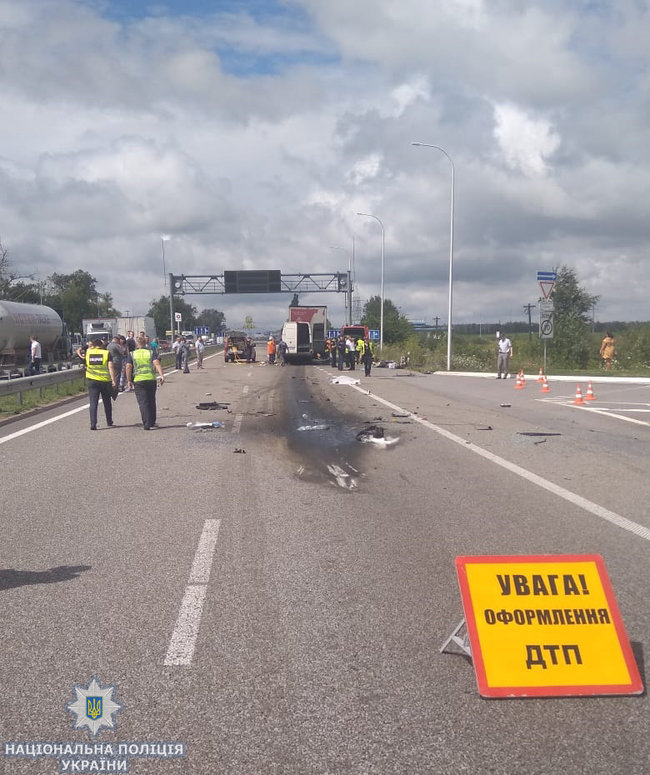 Страшна ДТП на трасі Київ - Чоп: маршрутка врізалася у вантажівку - 10 загиблих, ще 10 осіб травмовано 01