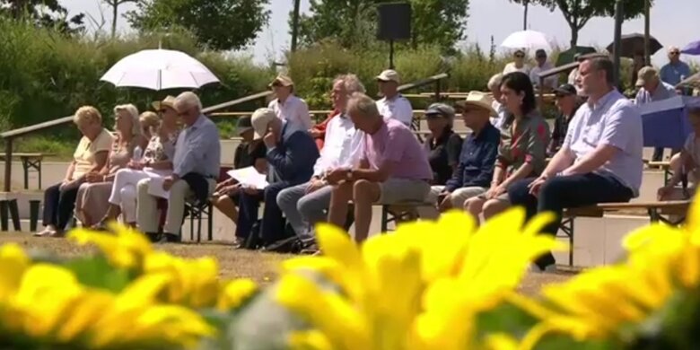 В Нидерландах почтили память погибших в катастрофе МН17: имена жертв зачитали их родственники 02