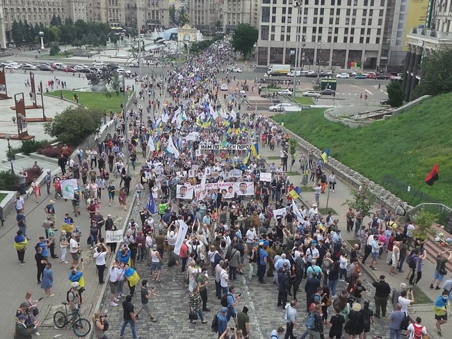Под Печерским судом в Киеве состоялась акция в поддержку Порошенко 13