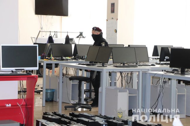 Шахраї організували мережу call-центрів у Харкові і заробляли на обмані українців понад 1 млн грн на місяць, - поліція. 05