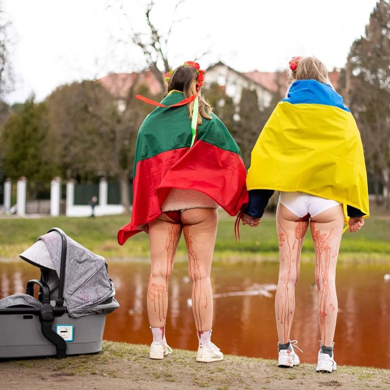 У Вільнюсі біля посольства РФ відбулась акція проти зґвалтувань та знущань російських окупантів в Україні 08