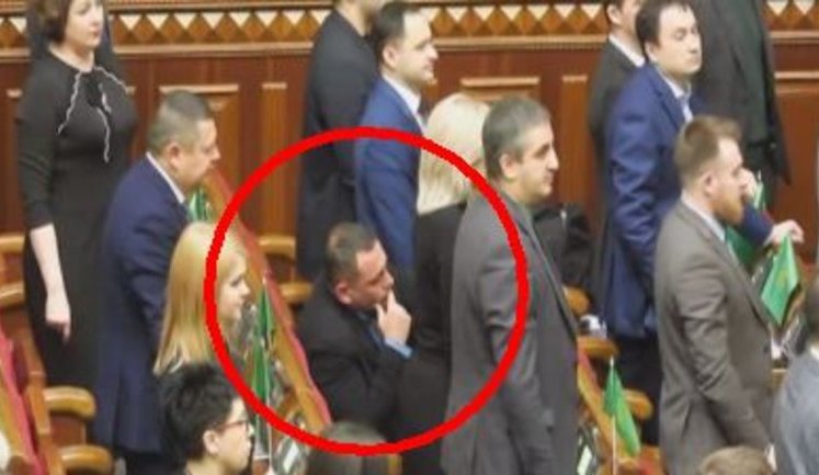 "Слуга народа" Бужанский не встал во время минуты молчания в память Героев Небесной Сотни. ВИДЕО