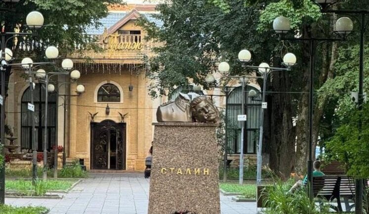 В РФ за снос головы с бюста Сталина открыли уголовное производство. ВИДЕО+ФОТО