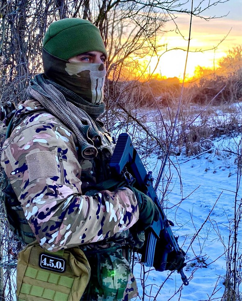 Позивний Армані: Ми у Бахмуті бачили, як вночі діти гріються біля діжок з вогнищем та з батьками готують їжу. Там реально картина, як із якогось фільму жахів 02