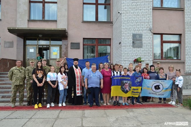 Меморіальну дошку загиблому на Донбасі нацгвардійцю Сергію Ткаченку відкрили на Дніпропетровщині 03