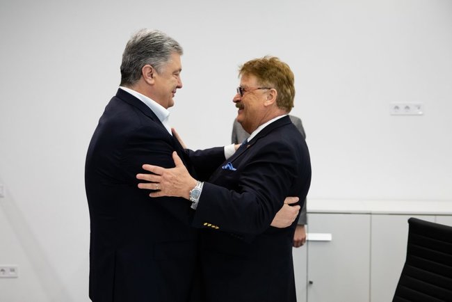 Порошенко встретился со спецсоветником президента Еврокомиссии Броком: Подтверждено, что санкции против России должны сохраняться до выполнения Минска 01