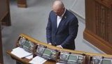 "Это капец. Что он там делает?" - нардепа Киву застали за непонятными манипуляциями возле рабочих мест депутатов СН в парламенте. ВИДЕО