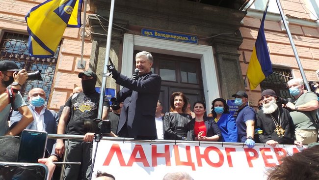 Після акції під ДБР багатотисячна хода попрямувала до Печерського суду на підтримку Порошенка і проти політичних репресій 30