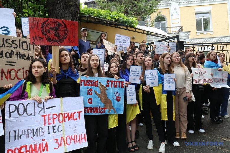 Молодь протестувала біля представництва ООН, вимагаючи вигнати Росію з організації 08 Молодь протестувала біля представництва ООН, вимагаючи вигнати Росію з організації 08