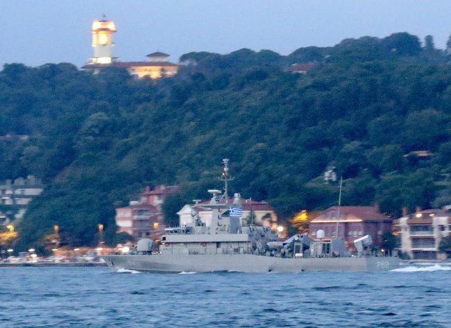 Корабль Daniolos ВМС Греции вошел в Черное море 01