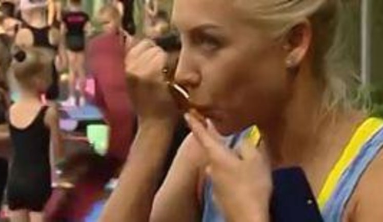 "Буду рада, если продажа моей золотой медали спасет чью-то жизнь", - спортсмены продают награды для поддержки украинской армии. ВИДЕО