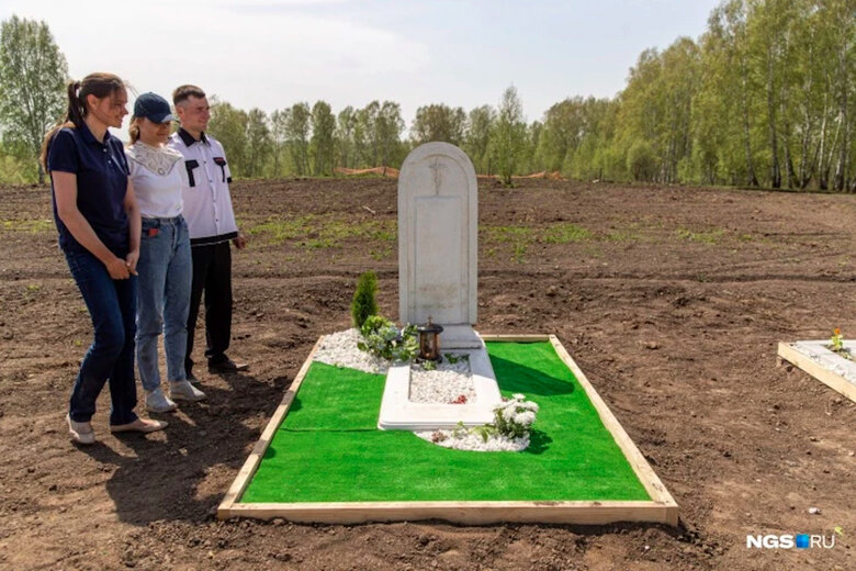 В Росії провели конкурс із прикрашання могил 14