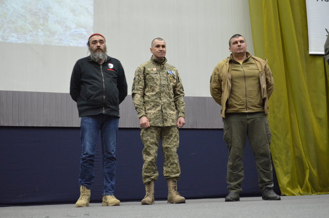 Разведчик Александр Колодяжный, водрузивший украинский флаг над старым терминалом ДАП: Операция заняла считаные минуты. Противник даже не понял, как все произошло 04