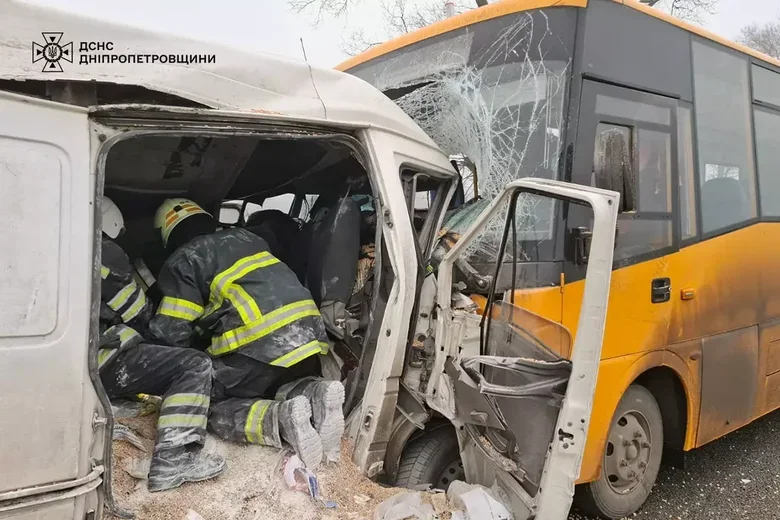 Fatal accident near Saksagani: seven passengers on a school bus were injured