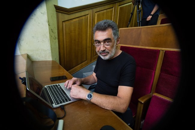 Умер известный парламентский фотограф Владимир Струмковский 02