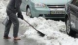Киевские улицы от снега убирает босоногий мужчина. ФОТО