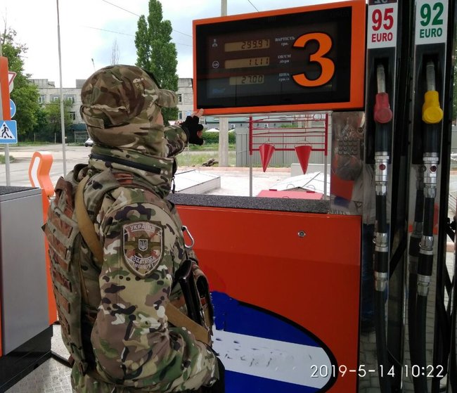 Налоговики ликвидировали нелегальное производство горючего на Луганщине 05