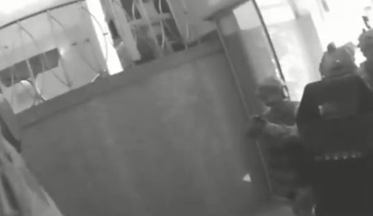 Задержание сотрудниками КОРД правонарушителя с гранатой в помещении Кабмина. Оперативное ВИДЕО